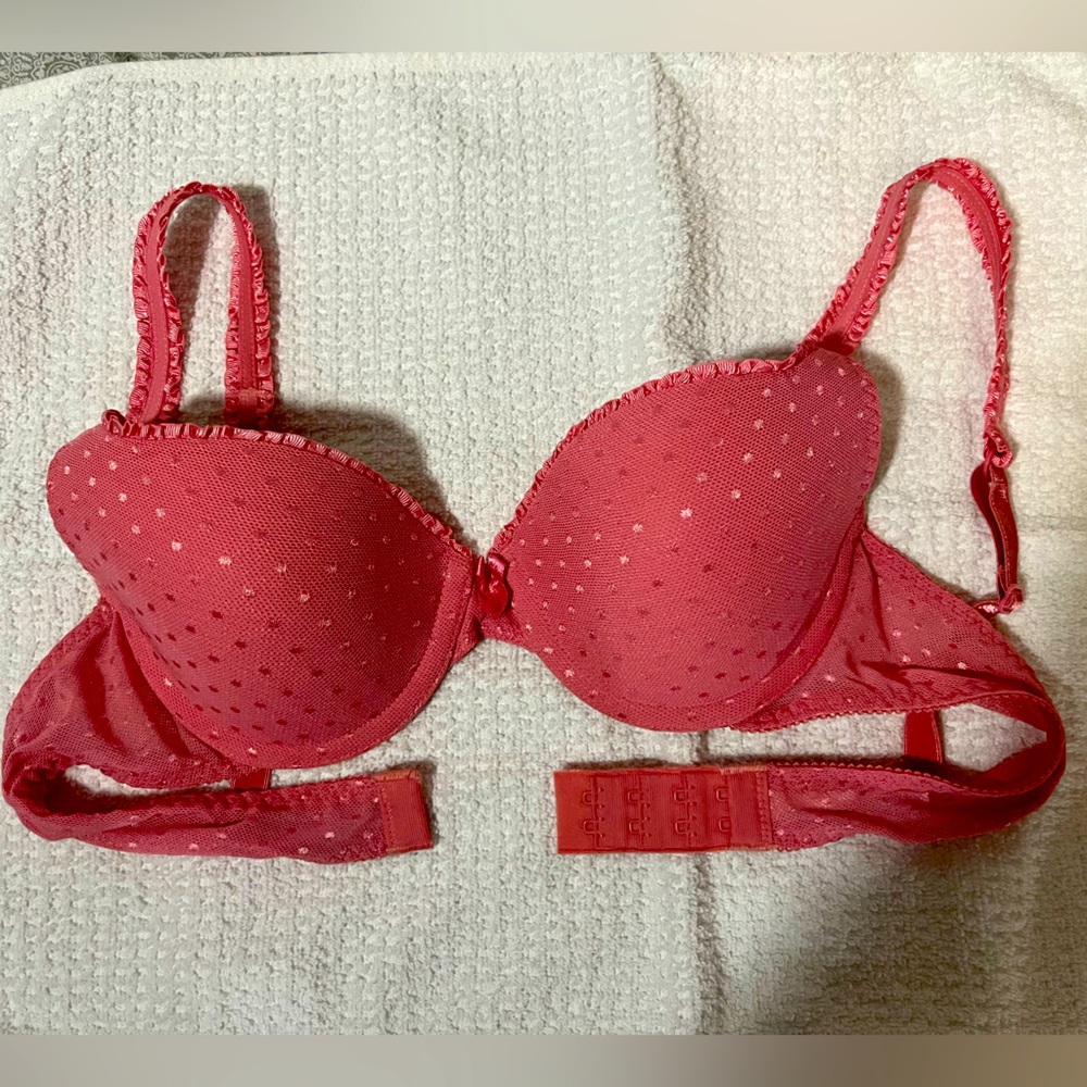 I am selling a bra, unworn, great condition, dark pink